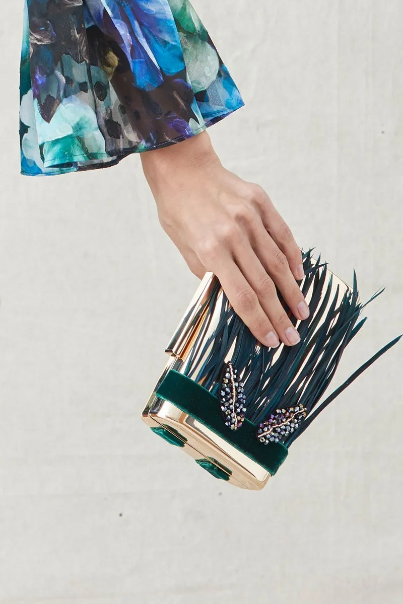 clutch de fiesta dorado con plumas verdes y joyas insectos