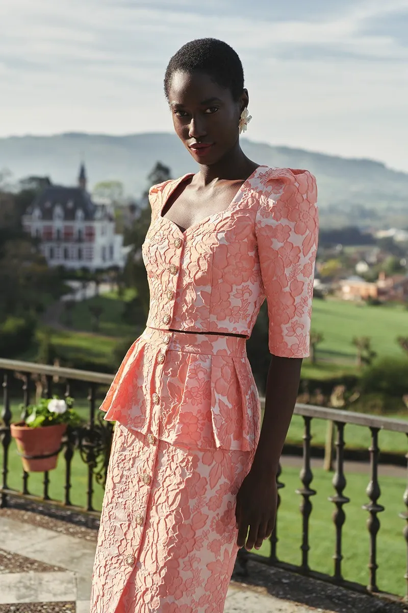 Top joya brocado coral con manga francesa escote corazon invitada