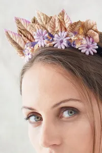 diadema en terciopelo de flores lilas y hojas doradas