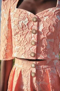 Top joya brocado coral con manga francesa escote corazon invitada