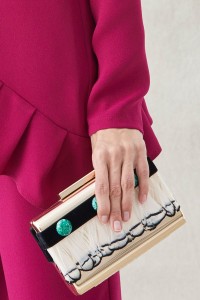 clutch de fiesta dorado con plumas blancas y negras y piedras