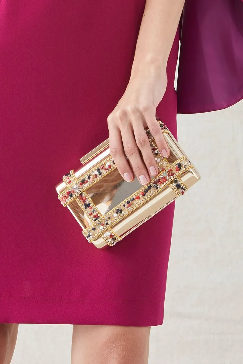 clutch de fiesta dorado con pasamaneria de piedras multicolor