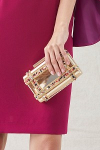 clutch de fiesta dorado con pasamaneria de piedras multicolor