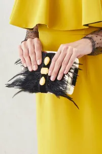 clutch de fiesta dorado con plumas negras y piedras amarillas