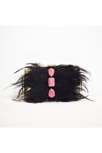 clutch de fiesta dorado con plumas negras y piedras amarillas