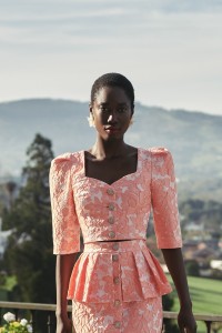 Top joya brocado coral con manga francesa escote corazon invitada
