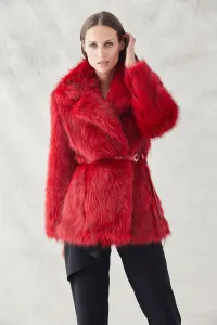 abrigo de pelo sintetico rojo intenso con vetas negras
