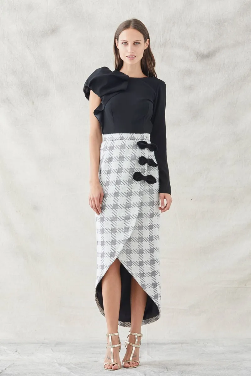falda midi asimetrica pata de gallo blanca y gris con lazos negros