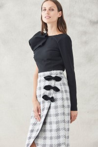 falda midi asimetrica pata de gallo blanca y gris con lazos negros