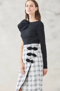 falda midi asimetrica pata de gallo blanca y gris con lazos negros