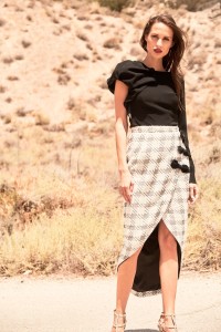 falda midi asimetrica pata de gallo blanca y gris con lazos negros