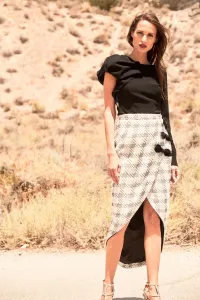falda midi asimetrica pata de gallo blanca y gris con lazos negros