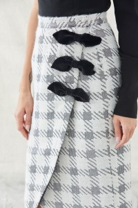 falda midi asimetrica pata de gallo blanca y gris con lazos negros
