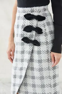 falda midi asimetrica pata de gallo blanca y gris con lazos negros