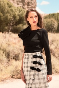 falda midi asimetrica pata de gallo blanca y gris con lazos negros