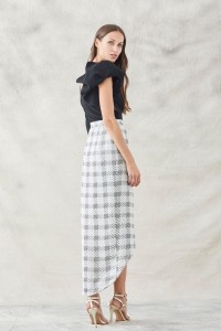 falda midi asimetrica pata de gallo blanca y gris con lazos negros