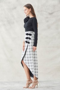 falda midi asimetrica pata de gallo blanca y gris con lazos negros