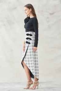 falda midi asimetrica pata de gallo blanca y gris con lazos negros