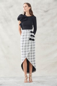falda midi asimetrica pata de gallo blanca y gris con lazos negros