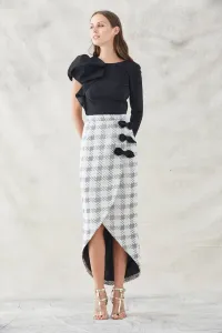 falda midi asimetrica pata de gallo blanca y gris con lazos negros