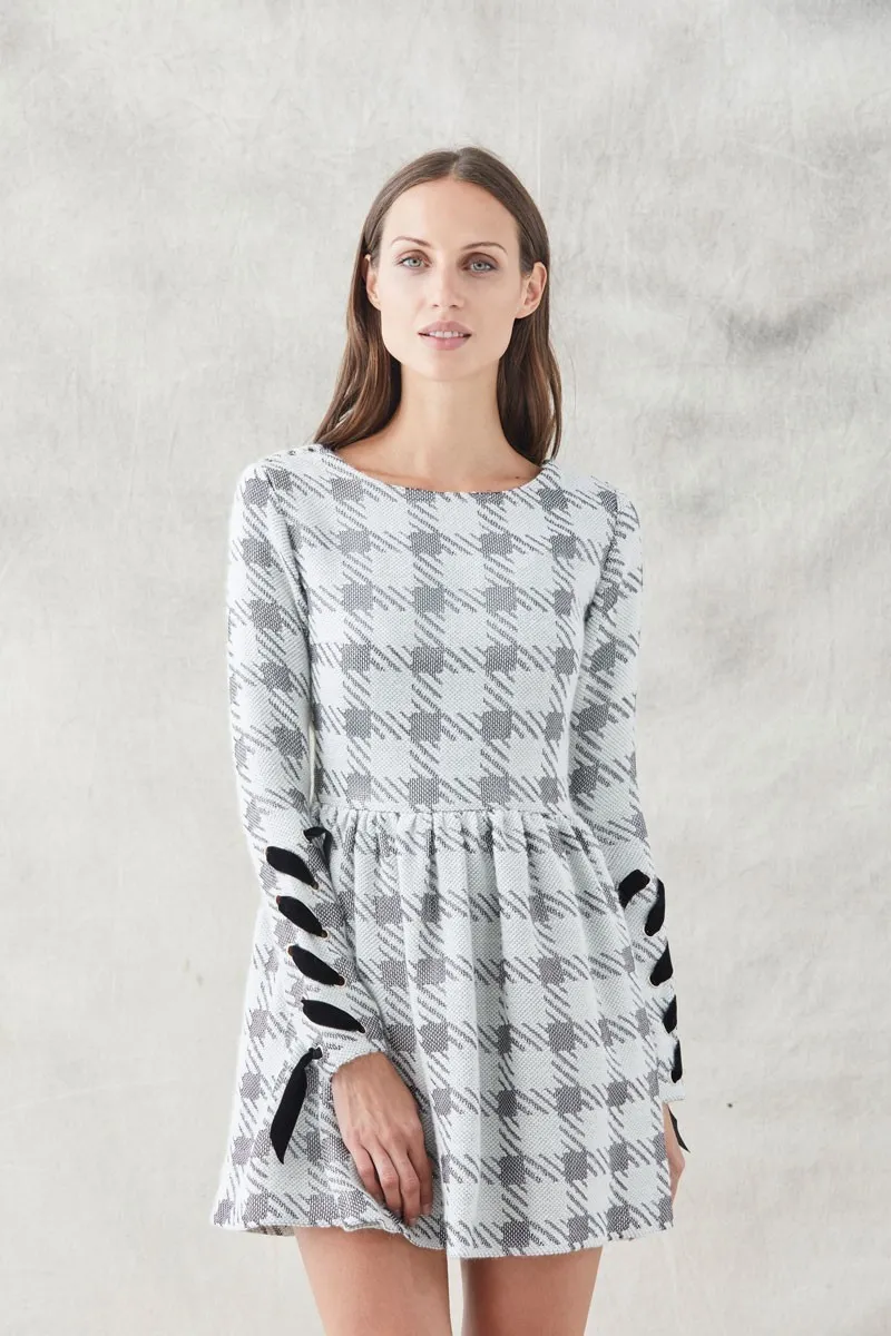 vestido corto falda con vuelo pata de gallo de manga larga con