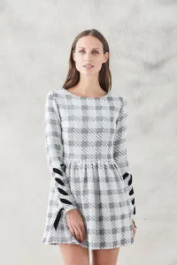 vestido corto falda con vuelo pata de gallo de manga larga con