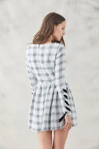 vestido corto falda con vuelo pata de gallo de manga larga con