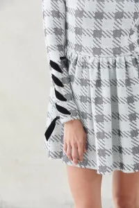 vestido corto falda con vuelo pata de gallo de manga larga con