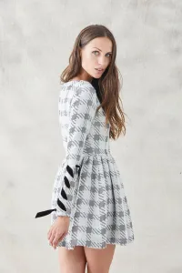 vestido corto falda con vuelo pata de gallo de manga larga con