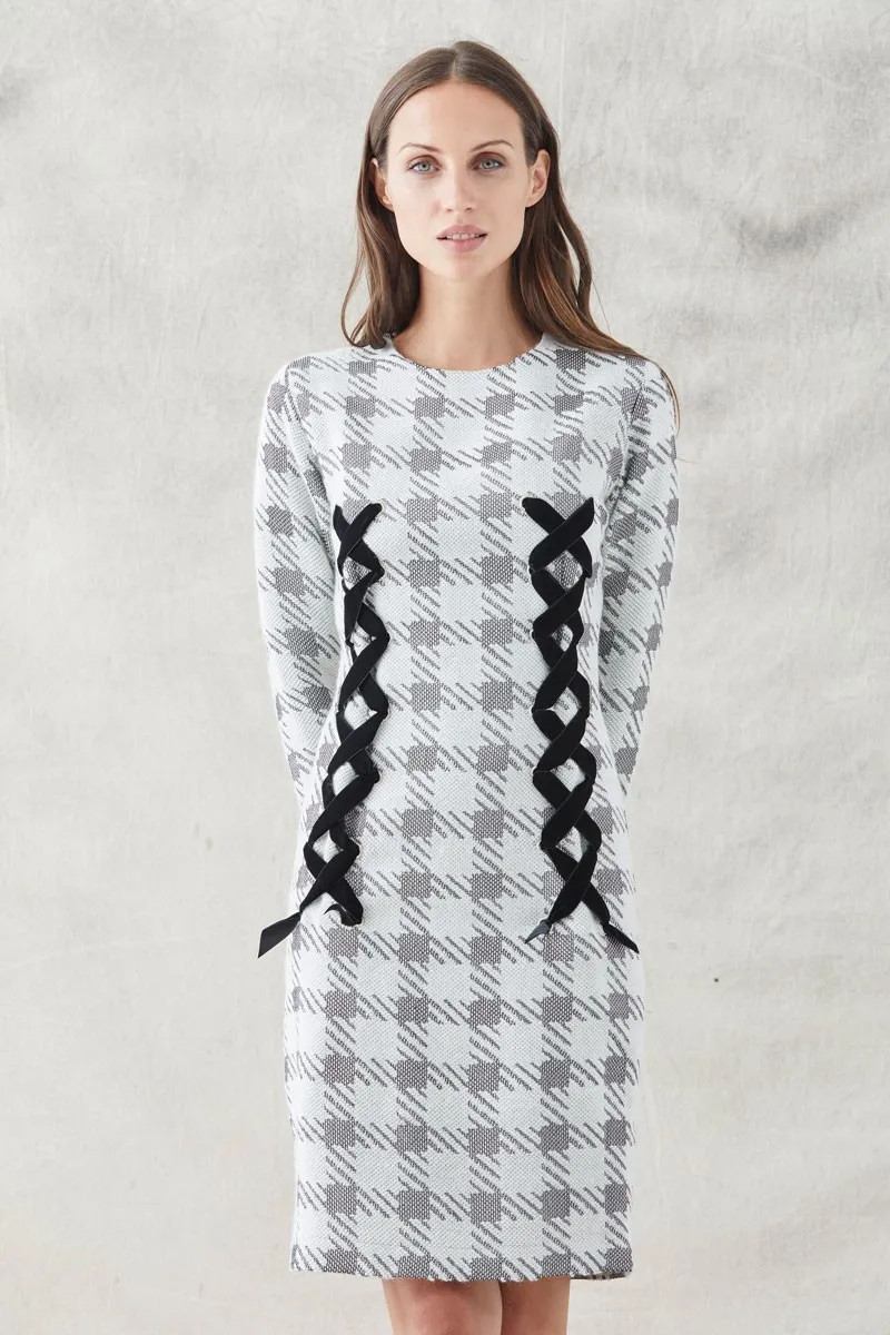 vestido corto pata de gallo blanca y gris con ollados