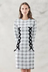 vestido corto pata de gallo blanca y gris con ollados
