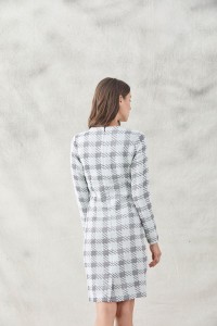vestido corto pata de gallo blanca y gris con ollados
