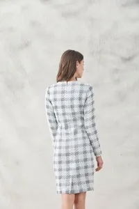 vestido corto pata de gallo blanca y gris con ollados