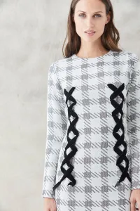vestido corto pata de gallo blanca y gris con ollados