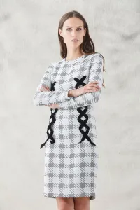 vestido corto pata de gallo blanca y gris con ollados