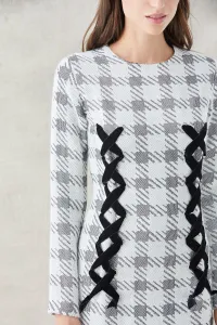 vestido corto pata de gallo blanca y gris con ollados