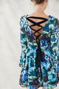 vestido corto vuelo estampado flores verdes azules moradas con