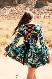 vestido corto vuelo estampado flores verdes azules moradas con