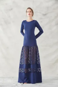 vestido largo de neopreno en color azul con estrellas bordadas