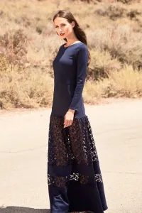 vestido largo de neopreno en color azul con estrellas bordadas