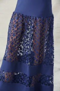 vestido largo de neopreno en color azul con estrellas bordadas