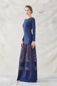vestido largo de neopreno en color azul con estrellas bordadas