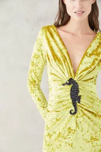vestido largo drapeado cintura mostaza bordado caballito de mar