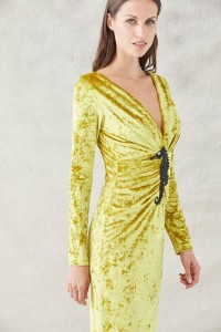 vestido largo drapeado cintura mostaza bordado caballito de mar