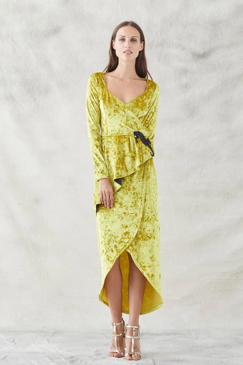 vestido midi mostaza cruzado con peplum manga larga bordado