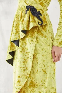 vestido midi mostaza cruzado con peplum manga larga bordado