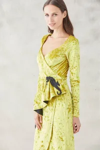 vestido midi mostaza cruzado con peplum manga larga bordado