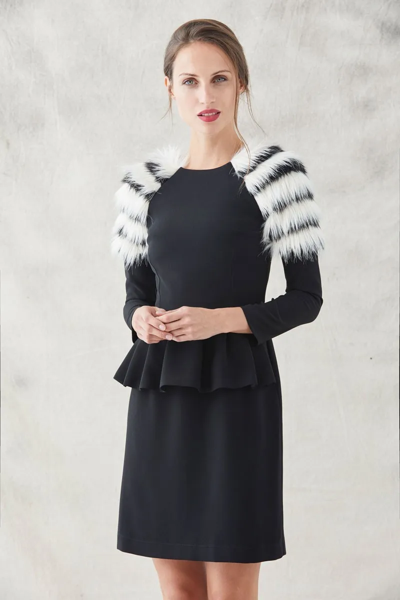 vestido corto negro con pelum y hombros con pelo blanco y negro