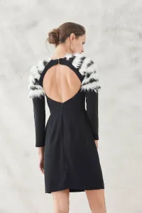 vestido corto negro con pelum y hombros con pelo blanco y negro