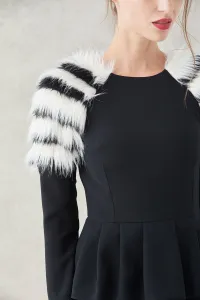 vestido corto negro con pelum y hombros con pelo blanco y negro